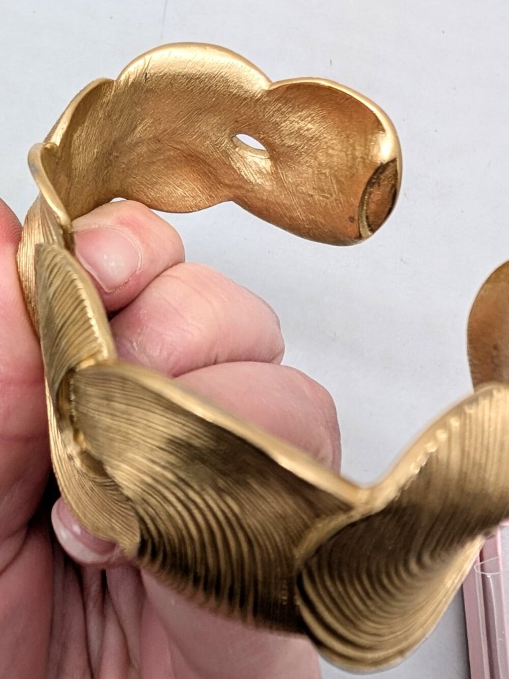 Vintage 1986 Signed Trifari Goldtone & Brown Enamel Cuff Bracelet - Picture 12 of 12